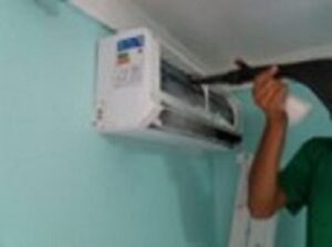 Equipe TopCleanVap higienizando ar-condicionado